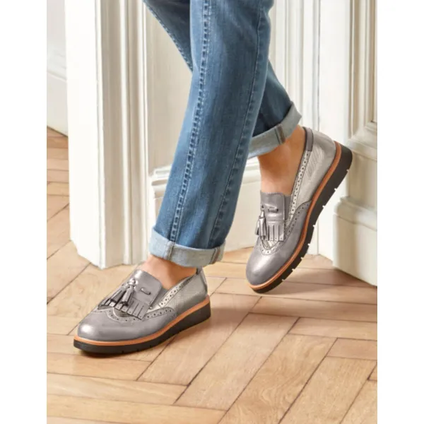 Slippers na klinovej podrážke, so strapcami