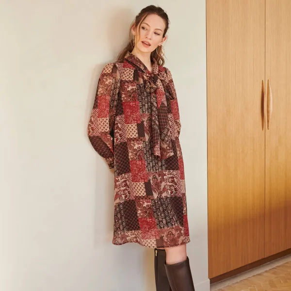 Krátke šaty s viazačkou vo výstrihu a patchwork potlačou