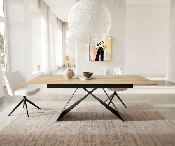 DELIFE Jedálenský stôl Edge 180-220x100 keramika Laminam® sabbia v dubovej farbe podstava v tvare V plochá oceľ čierna rozkladací