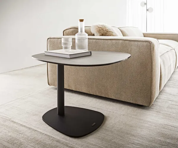 DELIFE Konferenčný stolík Elenya 60x60 cm keramika Aspetto Concreto betónová podstava kov čierna