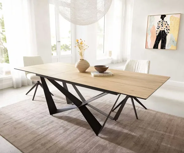 DELIFE Jedálenský stôl Edge 180-220x100 keramika Laminam® Sabbia dubová farba Spider plochá oceľ čierna rozkladací