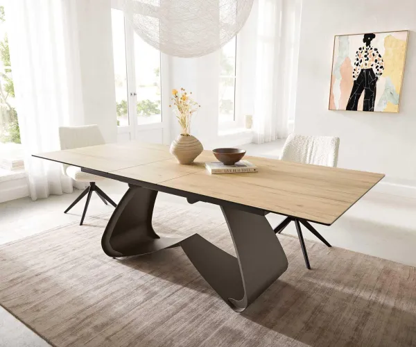 DELIFE Jedálenský stôl Edge 180-220x100 keramika Laminam® sabbia v dubovej farbe podstava v tvare W titanové efektové prevedenie rozkladací
