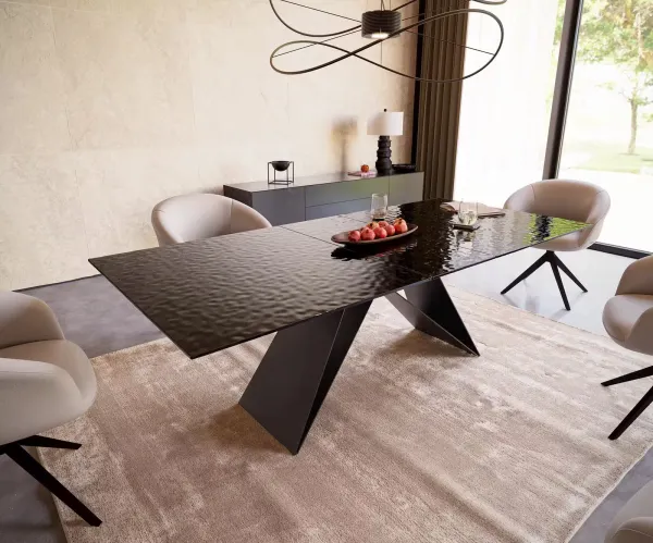DELIFE Jedálenský stôl Edge 180-220x100 reliéfne sklo dymovo čierna 3D dizajn podstava v tvare V plochá oceľ čierna rozkladací