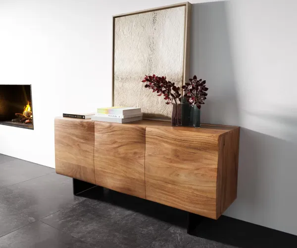 DELIFE Komoda New Live-Edge 145 cm akácia prírodná 3 dvierka podstava závesná kov čierna
