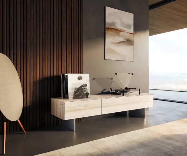 DELIFE TV stolík Cuor 150 cm keramika Laminam® Travertino Bianco krémovo biela 1 výklopné dvierka 1 zásuvka podstava závesná nerezová oceľ