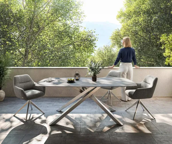 DELIFE Záhradný jedálenský stôl Edge zaoblený 200x100 cm keramika betónová sivá krížová podstava obdĺžniková nerezová oceľ