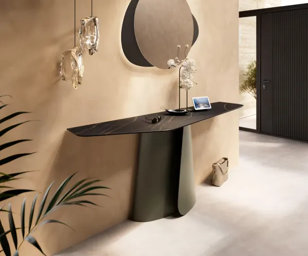 DELIFE Konzolový stolík Edge polygonálny 180×50 cm keramika Laminam® Noir Desir hnedá Livos kov titanová farba