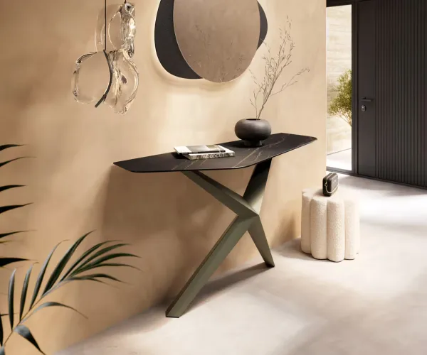 DELIFE Konzolový stolík Edge polygonálny 140×50 cm keramika Laminam® Noir Desir hnedá Zentharo kov titánová farba
