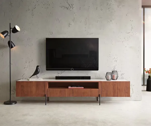 DELIFE TV stolík Secara 220 cm akácia hnedá 2 dvierka 2 zásuvky mramorové nohy čierna