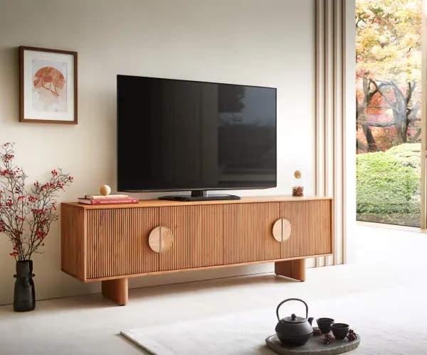 DELIFE TV stolík Surimu 175 cm akácia svetlohnedá 4 dvierka korková rukoväť drevené nohy