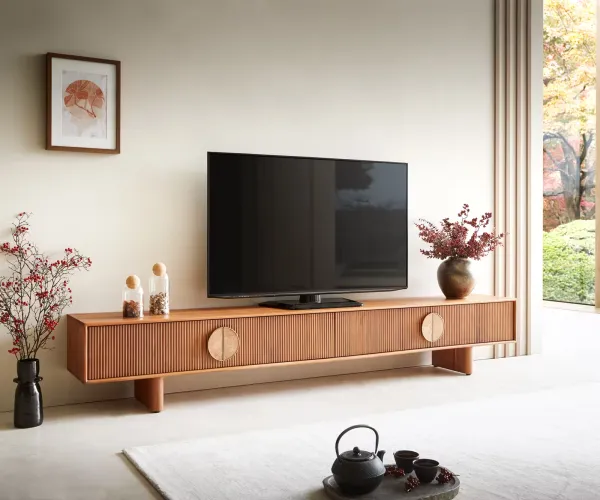 DELIFE TV stolík Surimu 240 cm akácia svetlohnedá 4 dvierka korková rukoväť drevené nohy