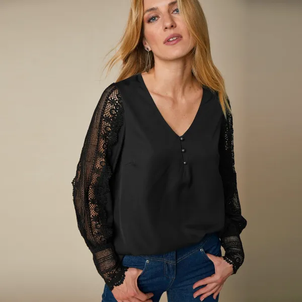 Krepová blúzka s macramé rukávmi a výstrihom do V