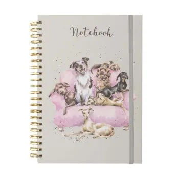 Zápisník s hrebeňovou väzbou A4 "Movie Night" Wrendale Designs – psíkovia na pohovke